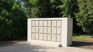 Auf dem Friedhof Gersweiler wurde in Feld U 13 in direkter Nähe zur Einsegnungshalle eine Urnenwand mit insgesamt 21 Urnenstandardkammern zur Verfügung. Die Kammern werden der Reihe nach vergeben. Ein Vorsorgekauf ist nicht vorgesehen. 
