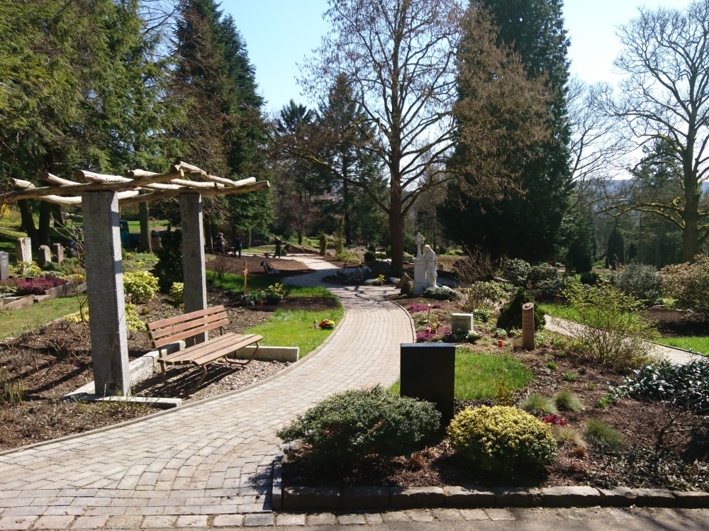 Auf dem Friedhof Dudweiler wurde der bestehende Memoriam-Garten um 120 neue Grabstätten erweitert. Aber der Memoriam-Garten ist nicht nur als letzte Ruhestätte gefragt. Auch die anderen Friedhofsbesucher kommen gerne an diesen schön gestalteten Ort.