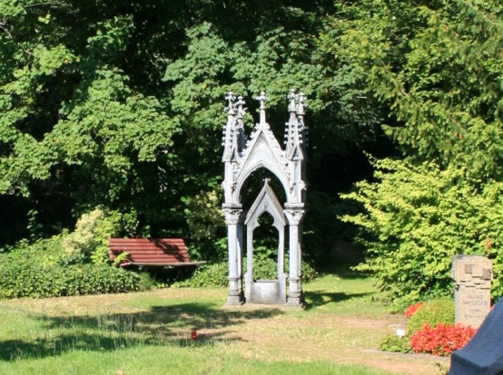 Historisches Zinkblechdenkmal auf dem Friedhof St. Johann