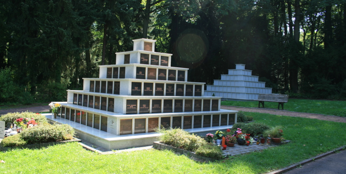 Urnen-Pyramide auf dem Hauptfriedhof Saarbrücken