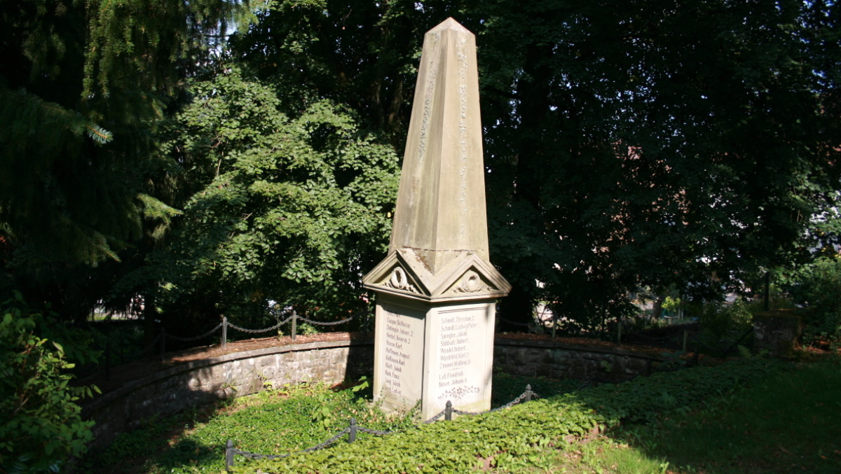 Ehrenmal für die Opfer des Grubenunglücks 1885 Grube Camphausen auf dem Friedhof Herrensohr