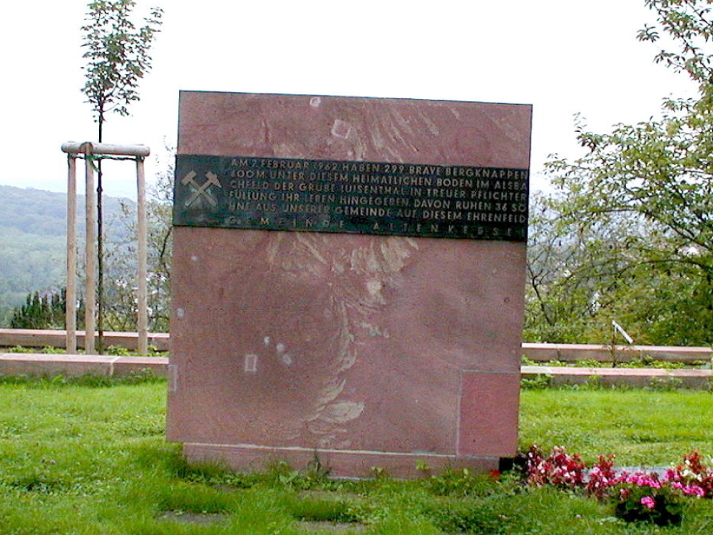 Ehrenbereich für die Opfer des Grubenunglücks auf Grube Luisenthal 1962 auf dem Friedhof Altenkessel