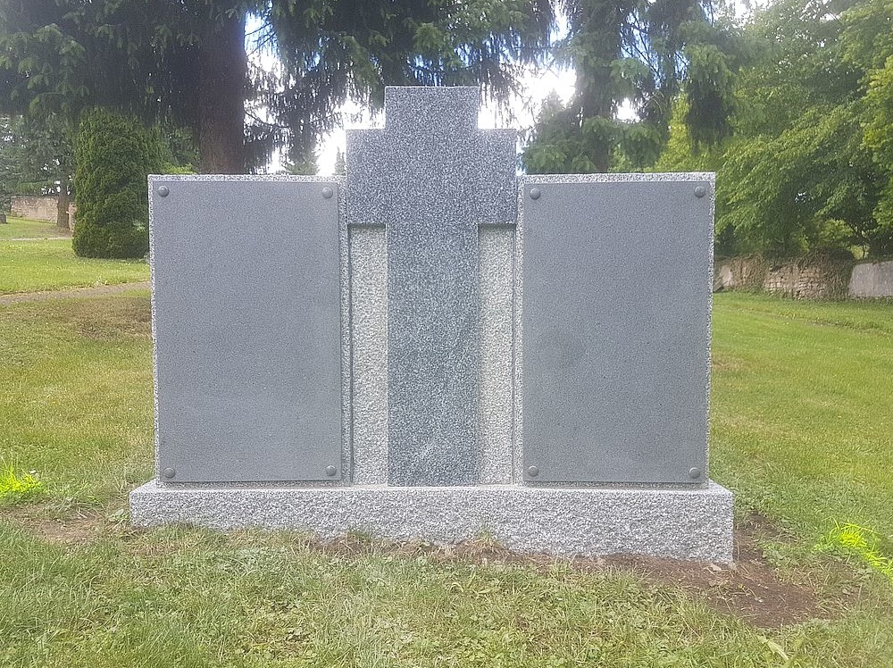 In Feld 1 U 1d wurde auf dem Friedhof Ensheim eine historische Urnengemeinschaftsanlage mit 14 Urnengräbern errichtet. Das Denkmal, das Anfang der 1920er Jahre versetzt wurde, stammt vom Waldfriedhof Burbach und wurde fachgerecht restauriert.