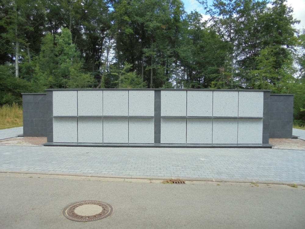  Auf dem Saarbrücker Hauptfriedhof steht in Feld 133 die 8. oberirdische Grabkammeranlage (Wand 19-21) mit insgesamt 48 Grabkammern zur Verfügung. Pro Kammer können eine Körperbestattung und bis zu zwei Urnenbeisetzungen erfolgen.