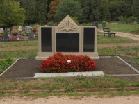 Historische Urnengemeinschaftsanlage mit reatauriertem Grabdenkmal