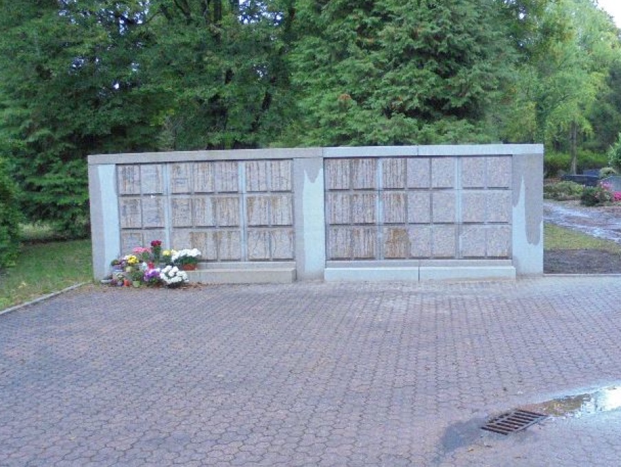 Auf dem Friedhof Gersweiler wurde in Feld U 13 in direkter Nähe zur Einsegnungshalle eine zweite Urnenwand mit insgesamt 21 Urnenstandardkammern zur Verfügung. Die Kammern werden der Reihe nach vergeben. Ein Vorsorgekauf ist nicht vorgesehen. 