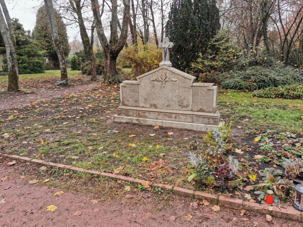 In Feld U 20a wurde auf dem Friedhof Klarenthal eine neu Urnengemeinschaftsanlage mit historischem Denkmal mit 20 Urnengräbern errichtet. Das Denkmal, das Anfang der 1930er Jahre versetzt wurde, stammt vom Waldfriedhof Burbach und wurde fachgerecht restau