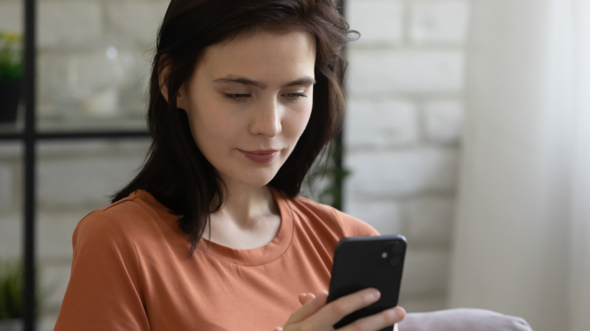 Junge Frau mit Smartphone 