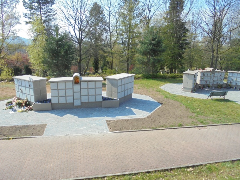 Auf dem Friedhof Dudweiler wurde in Feld U 34 wurde eine weitere Urnenwandanlage gebaut. Insgesamt stehen insgesamt 102 Urnenstandardkammern zur Verfügung. Pro Kammer können jeweils bis zu zwei Beisetzungen erfolgen. Das Nutzungsrecht wird auf mindestens 