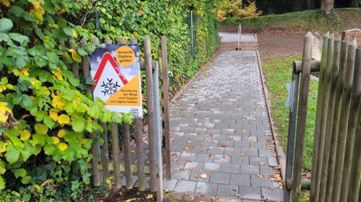 Wegerampe Friedhof Ensheim nach der Sanierung