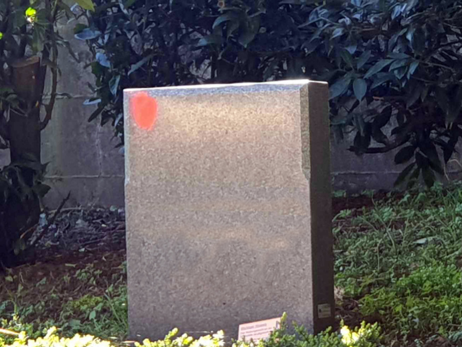 Markiertes Grabdenkmal 1